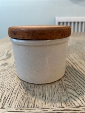 Robinson-Ransbottom Stoneware Crock with Wood Lid - Cream and Brown